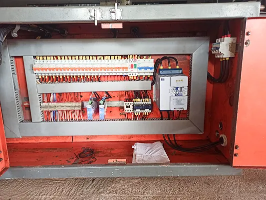 painel de comando industrial com soft starter.